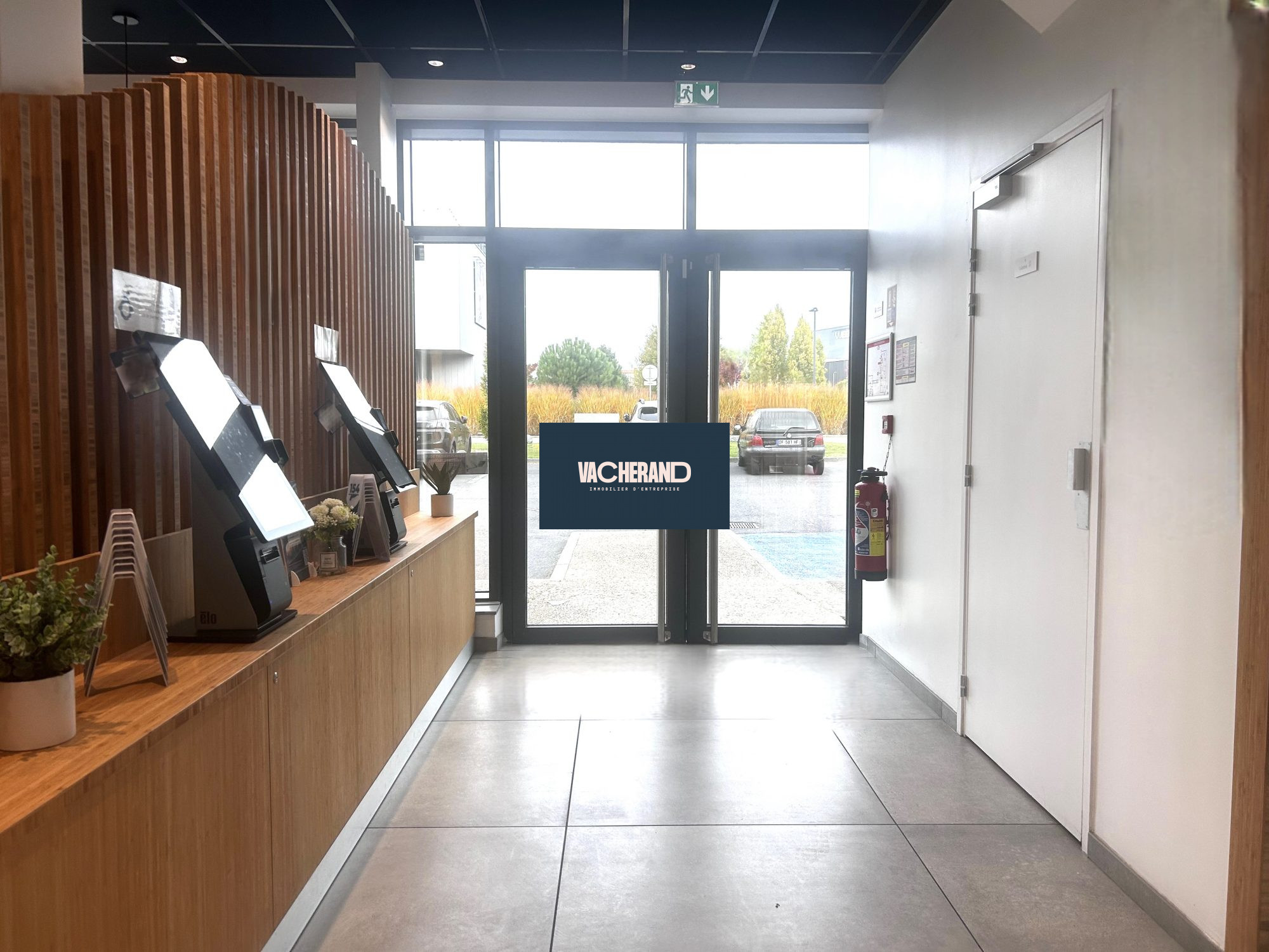 Location Locaux commerciaux 190m² Lesquin 2